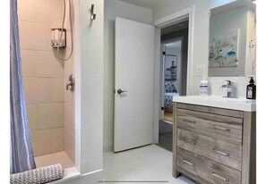 Shower, hair dryer, towels, soap - Spacious Country Home 10 minutes from Cavendish (Lot 20)