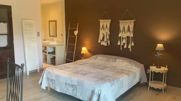 2 bedrooms, iron/ironing board, internet, bed sheets