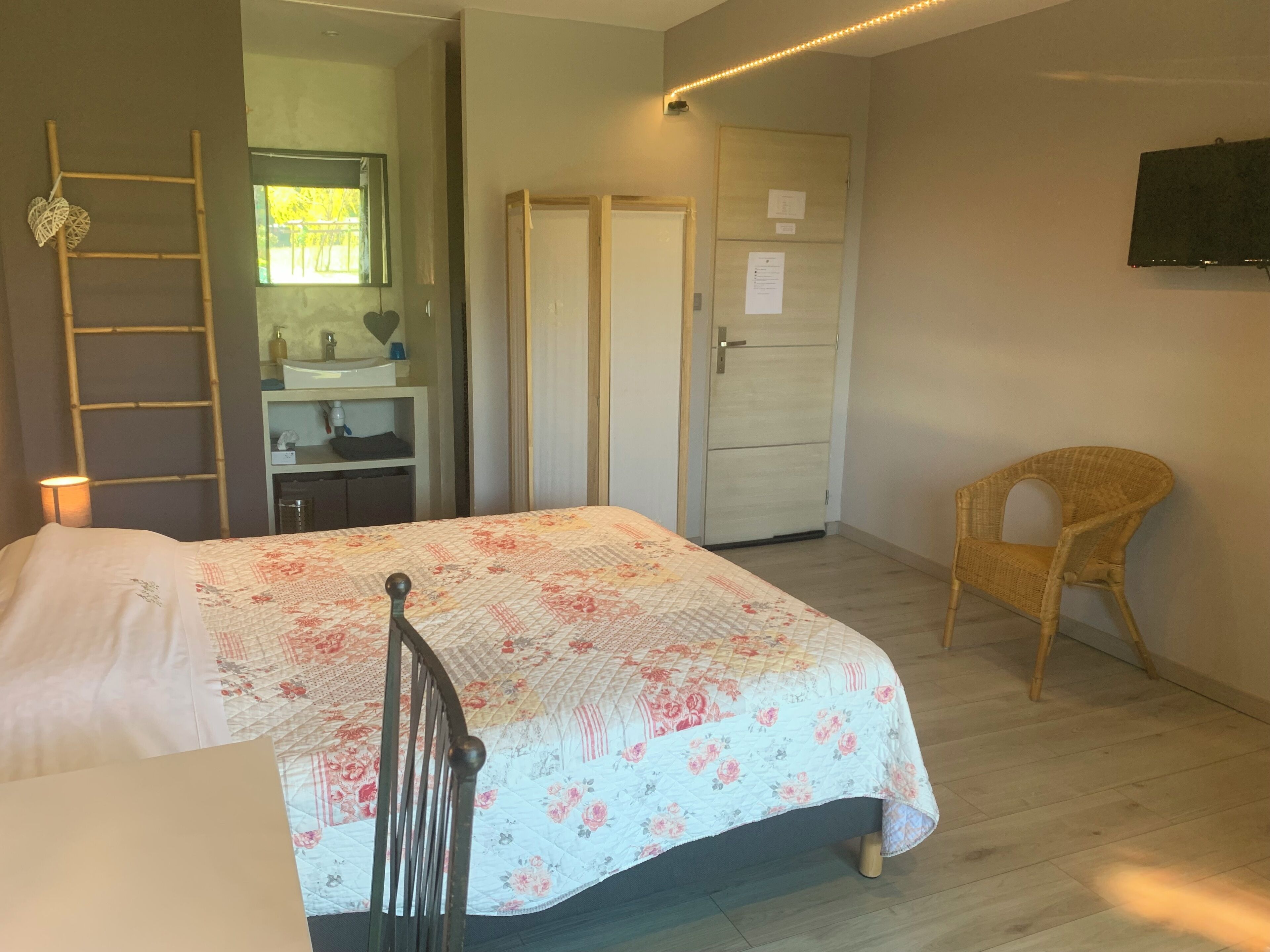 2 bedrooms, iron/ironing board, internet, bed sheets