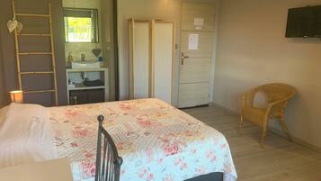 2 bedrooms, iron/ironing board, internet, bed sheets