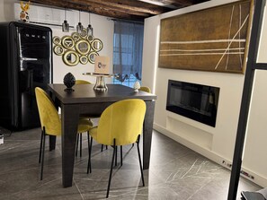 Leilighet – deluxe, bassengutsikt | Spiseområde