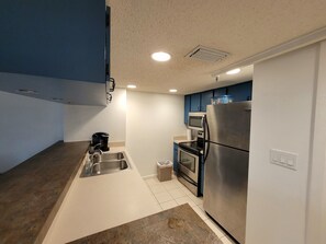 Private kitchen - MARINA CONDO in gorgeous Burnt Store Punta Gorda with AC (Punta Gorda)