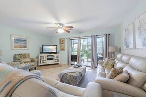 Living area - In My Gulf Era- Walk to Miramar Beach Pool + Patio (Miramar Beach)