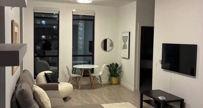 Spacious 2BR + Sofa Bed | Walk to Laurier & Uptown | Free Parking