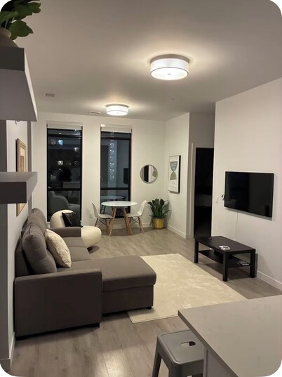 Spacious 2BR + Sofa Bed | Walk to Laurier & Uptown | Free Parking