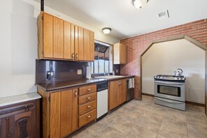 Refrigerador, microondas, horno y cafetera y tetera 