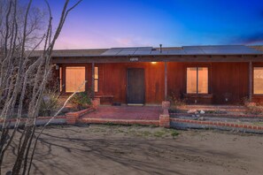 Exterior - NEW! Desert Paradise: Walk to Pappy's - EV and Sleeps 8 (Pioneertown)