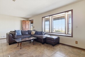 TV - NEW! Desert Paradise: Walk to Pappy's - EV and Sleeps 8 (Pioneertown)