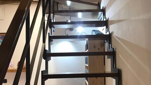 A wooden staircase with a modern design, leading to an upper floor. - B&B Il Dolce Dormire offers comfort and style in one. (Ponte Valleceppi)
