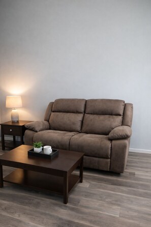 Standard Room | Living area - Hotel New Avenue (The Pas)