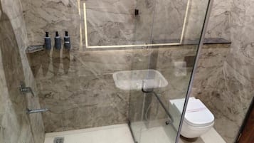 Habitación superior con 2 camas individuales | Baño