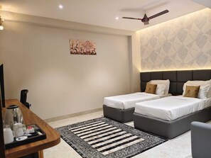 Premium-Zweibettzimmer | Bügeleisen/Bügelbrett, kostenloses WLAN