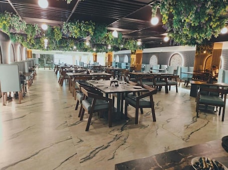 Restaurantes. THE CROWN TOWN BIDAR