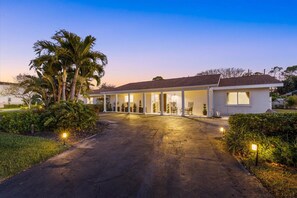 Exterior - Spacious Coastal Retreat in Beautiful Venice FL (Venice)