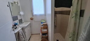 Towels, toilet paper - Single-storey seaside house (Santec)