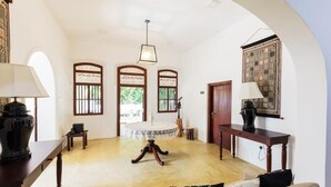 Familiekamer, balkon, uitzicht op zwembad | Interieur