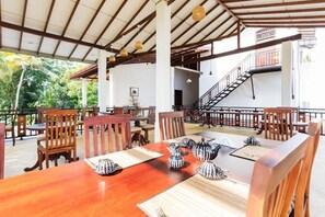 패밀리룸, 발코니, 수영장 전망 | 야외 식당