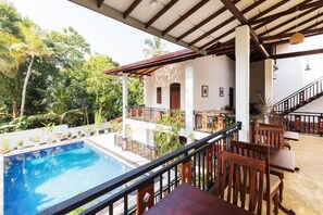 Chambre Familiale, balcon, vue piscine | Piscine