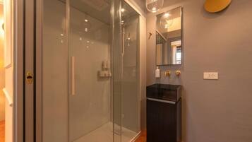 Deluxe Double Room, City View | Bathroom