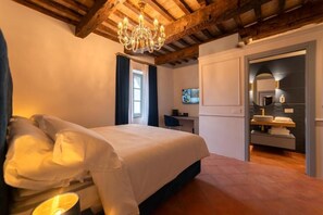 Deluxe tweepersoonskamer, uitzicht op bergen | Een kluis op de kamer, verduisterende gordijnen, geluiddichte muren