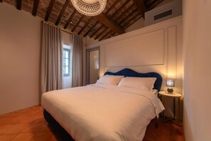 Deluxe tweepersoonskamer, uitzicht op bergen | Een kluis op de kamer, verduisterende gordijnen, geluiddichte muren