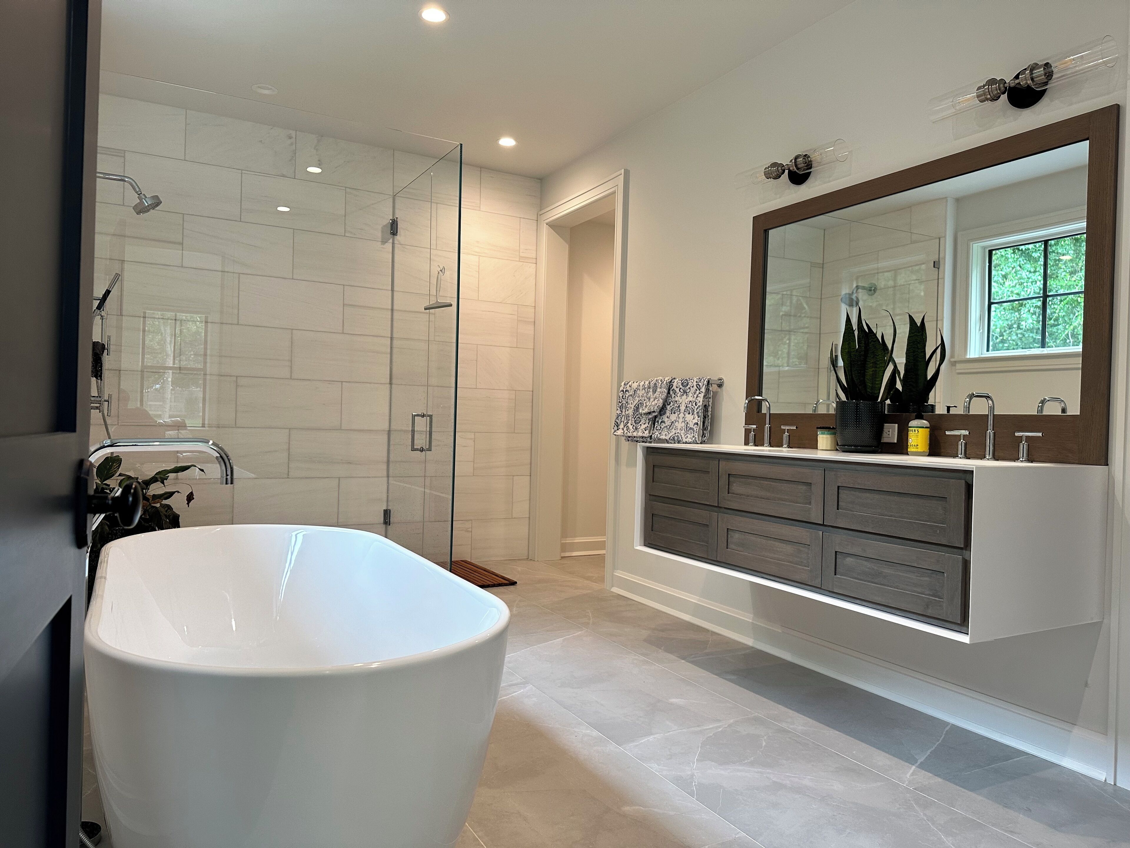 Douche, serviettes fournies, savon, papier de toilette