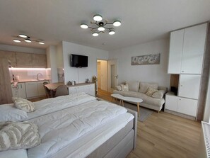 1 habitación, tabla de planchar con plancha y cuna de viaje 