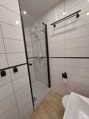 Secadora de cabello, jabón, papel de baño 