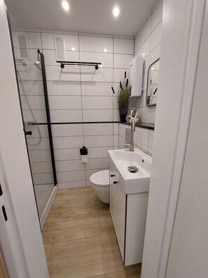 Hair dryer, soap, toilet paper - Haus Atlantic Apartment 213 direkt am Strand in Cuxhaven (Cuxhaven)