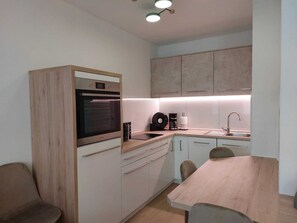 Fridge, microwave, oven, stovetop - Haus Atlantic Apartment 213 direkt am Strand in Cuxhaven (Cuxhaven)