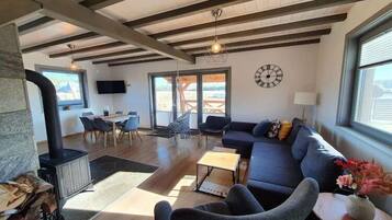 Smart TV, fireplace