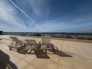 Terrace/patio - Modern luxury apartment with pool and ocean view (Olhão)