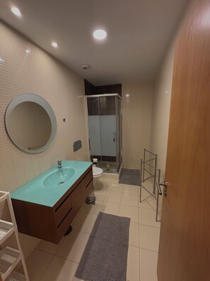 Shower, hair dryer, bidet, towels - Modern luxury apartment with pool and ocean view (Olhão)