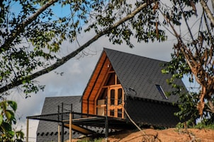Chalé luxo, sacada, vista para a montanha | Detalhe da fachada