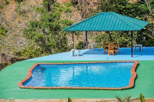 Una piscina al aire libre