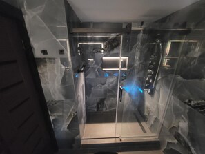 Douche, séchoir à cheveux, serviettes fournies, savon