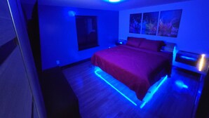 Une chambre à coucher avec un lit, une fenêtre et un luminaire au plafond.