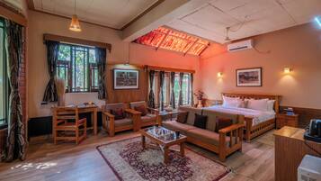 Luxury Suite, Mountain View | Living area