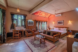 Luxury Suite, Mountain View | Living area - The Divine Hima (Dharamshala)