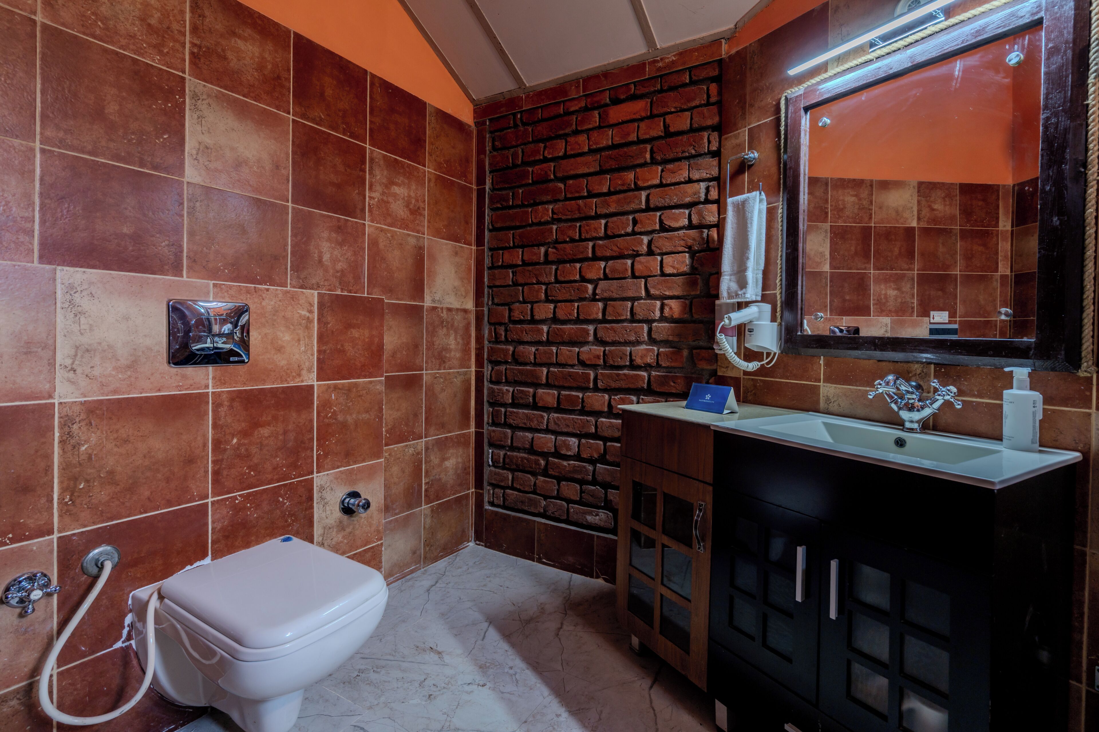 Un baño con inodoro, lavabo y espejo.