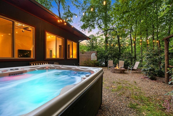 Terrace/patio - Trail on Property, Amazing AVL Location, & Hot Tub (Asheville)