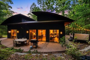 Outdoor dining - Trail on Property, Amazing AVL Location, & Hot Tub (Asheville)