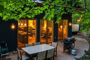 Outdoor dining - Trail on Property, Amazing AVL Location, & Hot Tub (Asheville)