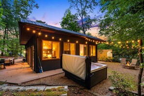Terrace/patio - Trail on Property, Amazing AVL Location, & Hot Tub (Asheville)