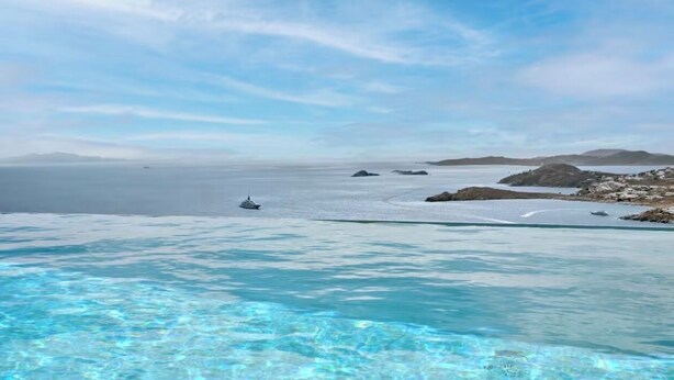 Vista clara de una piscina con un barco a lo lejos.