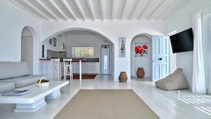 Una sala de estar moderna con un sofá, una mesa de centro y un televisor.