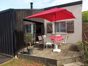 Outdoor dining - 2 bedroom house sleeps 5 500m from the sea (Sarzeau)