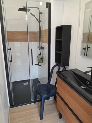 Shower, hair dryer, toilet paper - 2 bedroom house sleeps 5 500m from the sea (Sarzeau)