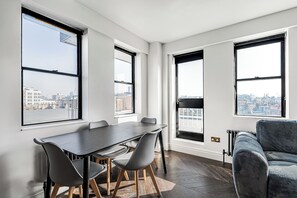 Dining - Modern 1-Bedroom Flat with Panoramic Views - Pass the Keys (London)