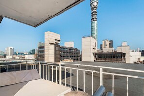 Property grounds - Modern 1-Bedroom Flat with Panoramic Views - Pass the Keys (London)